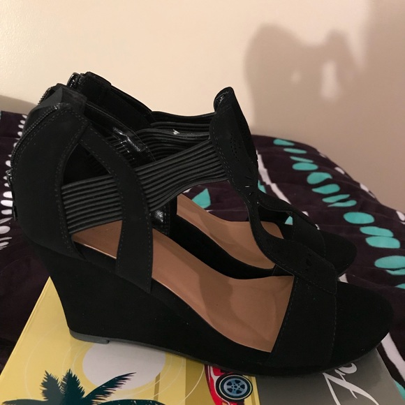 Black Open-toe Wedges - Picture 2 of 3