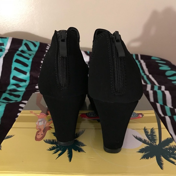 Black Open-toe Wedges - Picture 3 of 3