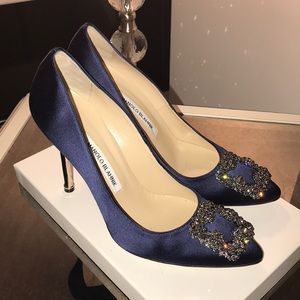 Manolo Blahnik Hangisi Pumps in Midnight