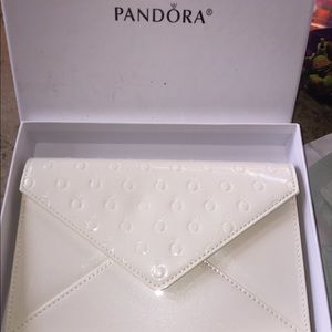 Pandora clutch