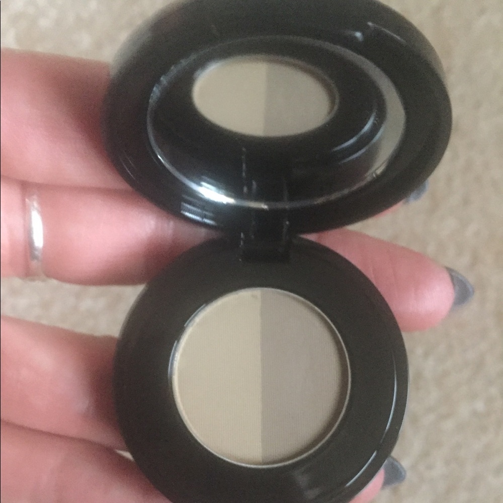 Anastasia Beverly Hills brow powder duo
Taupe