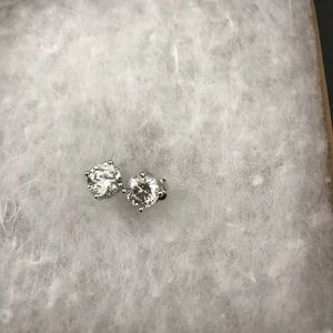 Diamond stud earrings (faux)