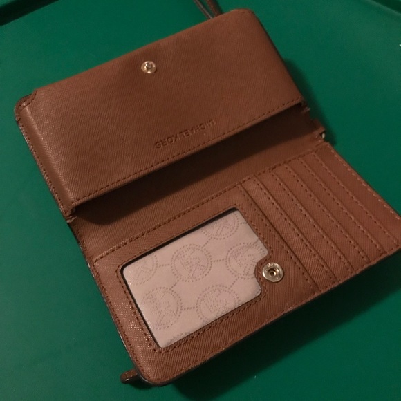 Michael Kors Jet Set Travel Slim Tech Wallet - Picture 4 of 8