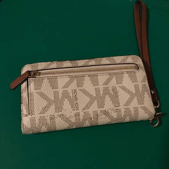 Michael Kors Jet Set Travel Slim Tech Wallet - Picture 6 of 8