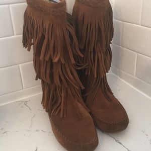 Minnetonka 3 Layer Fringe Boots NWOT
