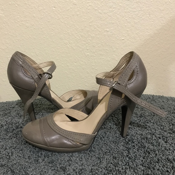 Nice heels - Picture 2 of 2