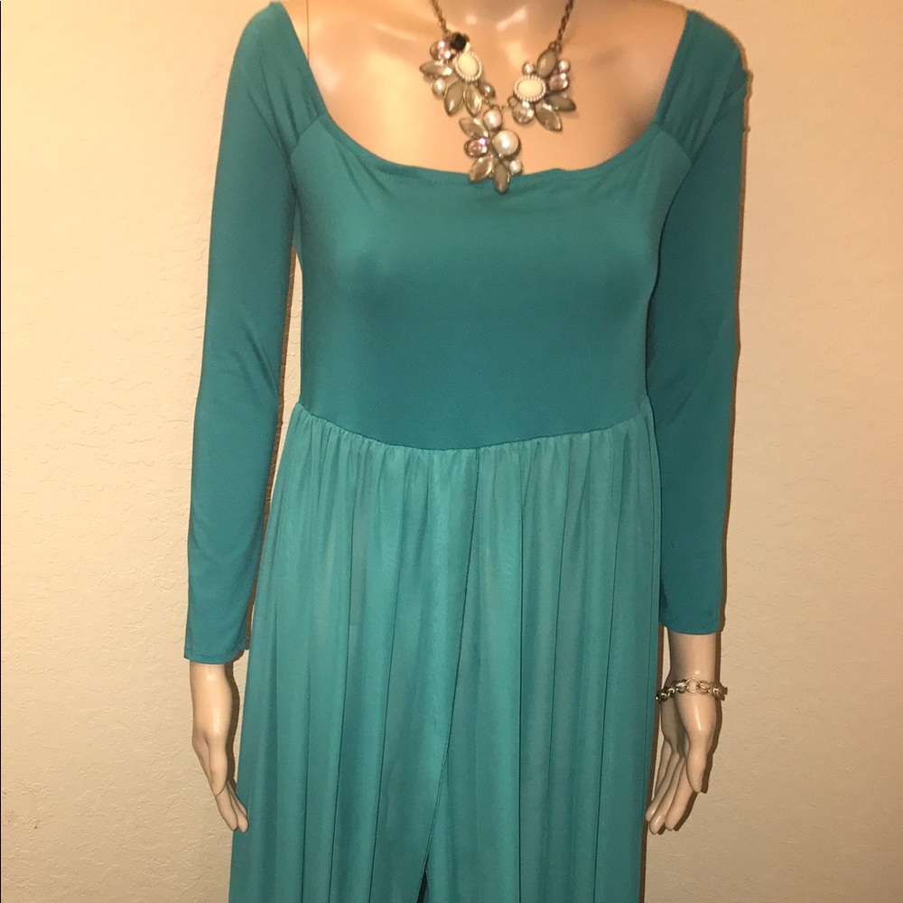 Off the shoulder teal maternity dress 👗