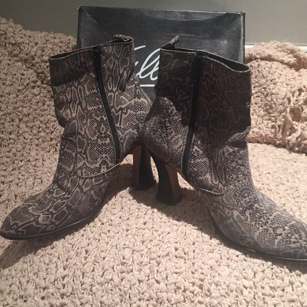 GIFTED TO BUYER🌟ANKLE BOOTS🌟HP - Picture 2 of 8