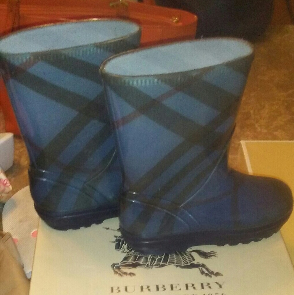 Burberry rain boots 13/1 girl