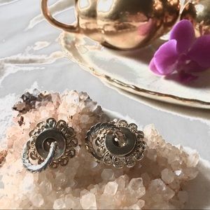 Vintage clip earrings. Goldish Interlocked circles