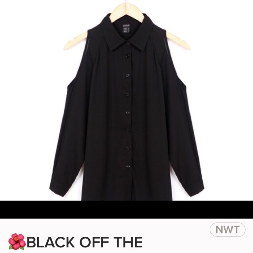 🌺 Black cut out shoulder blouse