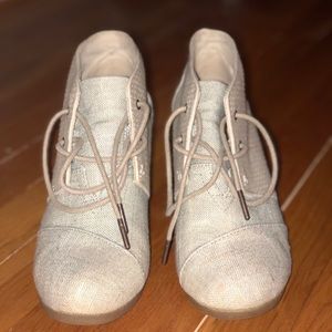 TOMS Desert Wedge in a faded green linen.