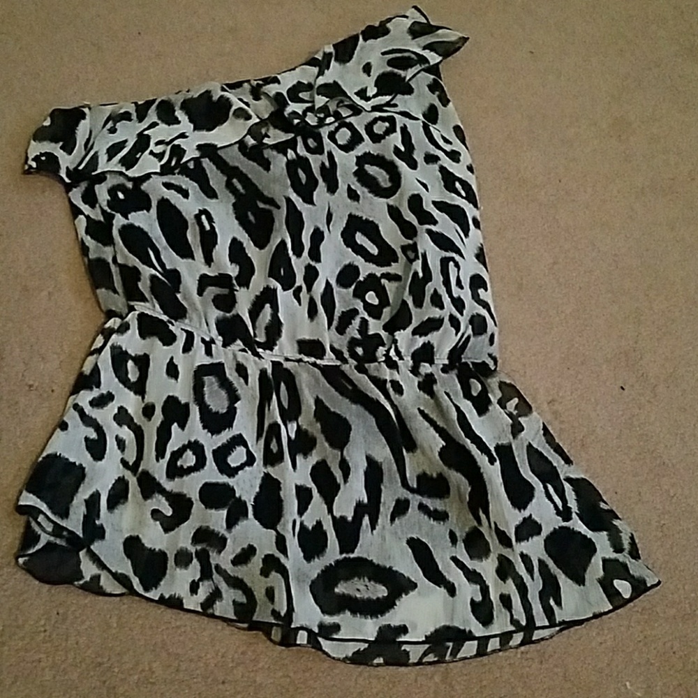 Black and gray women blouse.