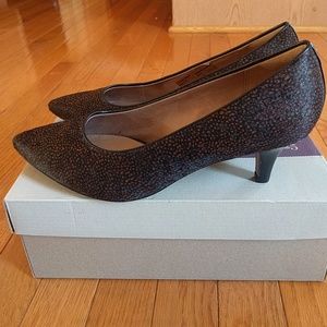 New w/box Clarks Sage Copper brown and black pump