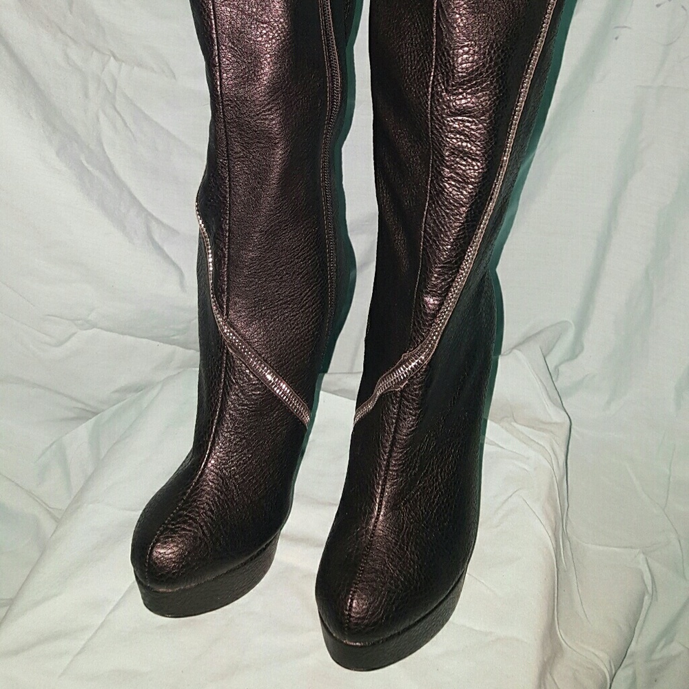 Knee high platform boots. Zipper accent. 7.5