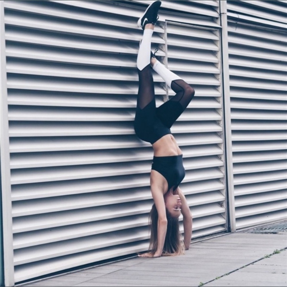 LAST PAIR 💥 LEGGINGS W/ MESH DETAIL - Picture 2 of 5