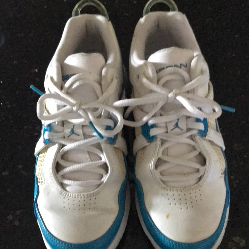 Athletic shoes