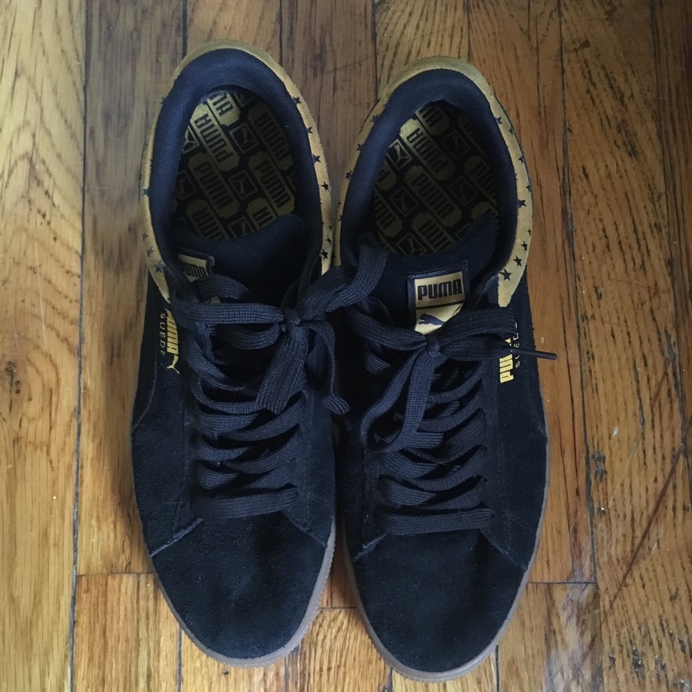 Men’s black suede pumas with star detail