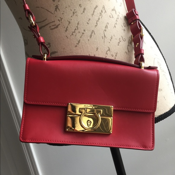 ❌SOLD❌Salvatore Ferragamo Aileen Mini Cross - Picture 2 of 8