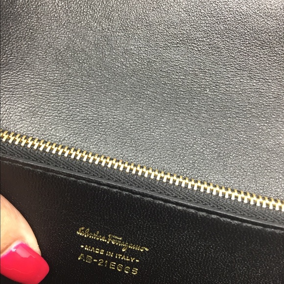 ❌SOLD❌Salvatore Ferragamo Aileen Mini Cross - Picture 8 of 8