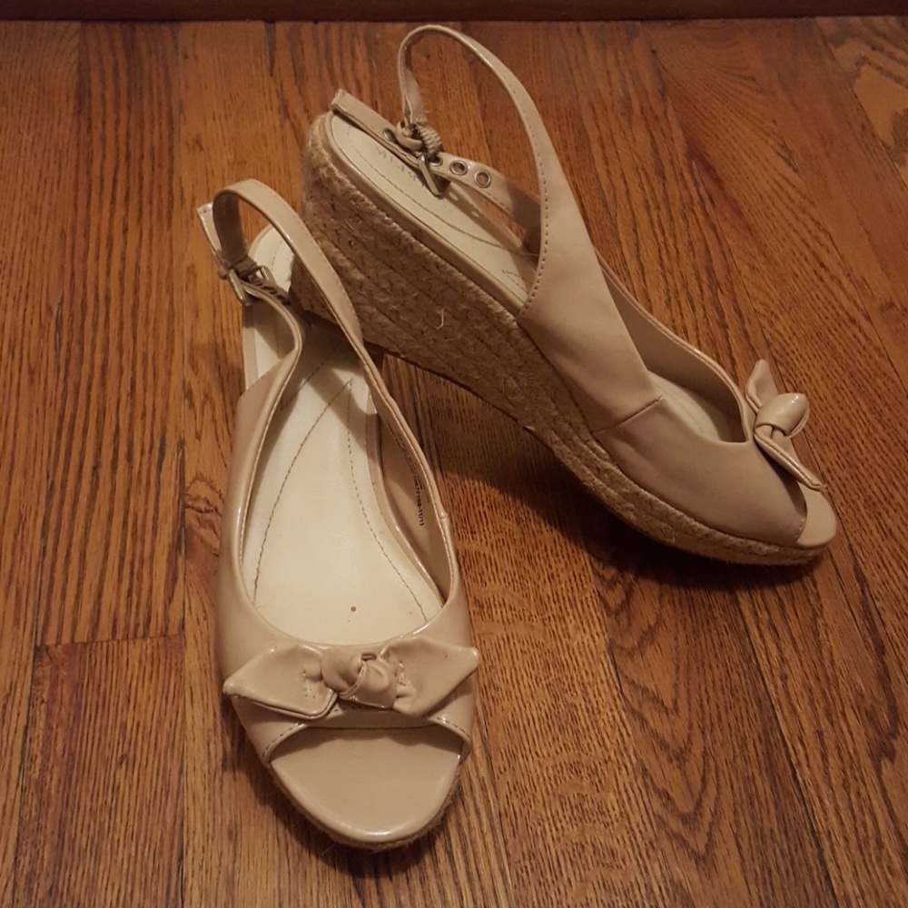 Nude bow wedges