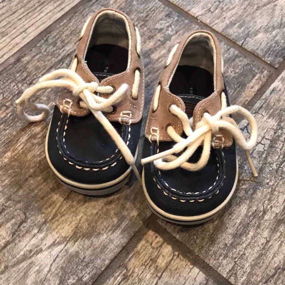 ⛺️Tommy Hilfiger shoes size 2