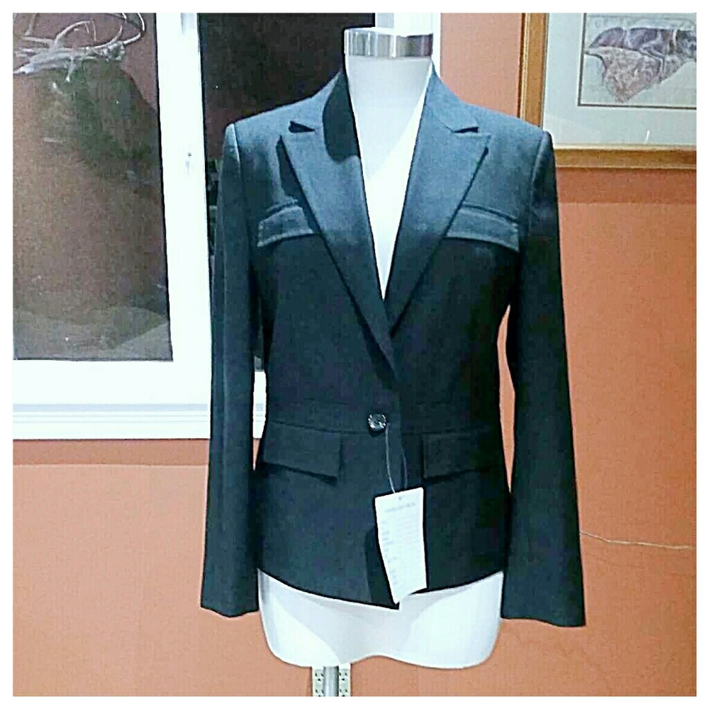 Steve Harvey black blazer