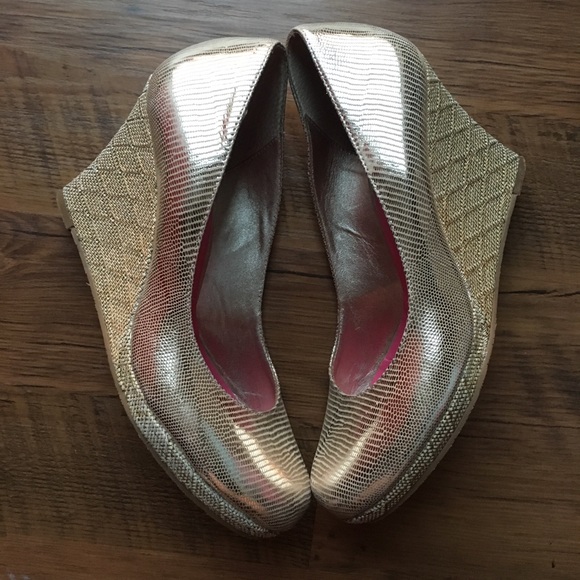 💕sold💕 VVGUC Lilly Pulitzer Gold Wedge Shoes 9.5 - Picture 3 of 4