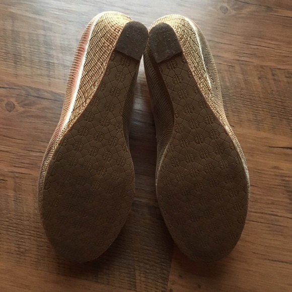 💕sold💕 VVGUC Lilly Pulitzer Gold Wedge Shoes 9.5 - Picture 4 of 4