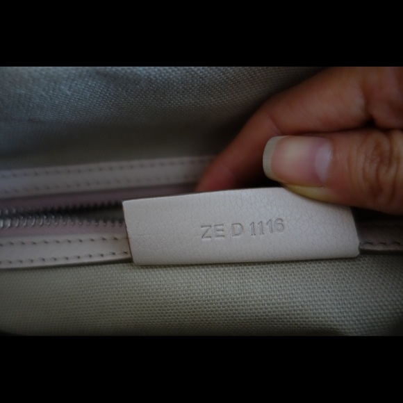 Antigona small textured leather tote - Picture 5 of 13