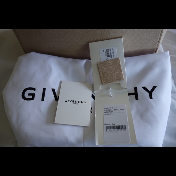 Antigona small textured leather tote - Picture 8 of 13