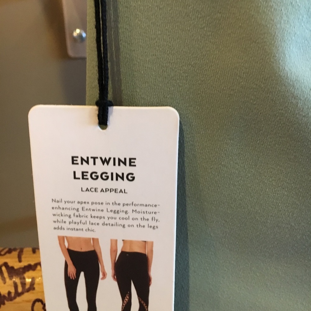 NWT alo yoga entwine leggings sage green - Picture 6 of 7