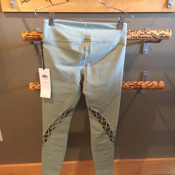 NWT alo yoga entwine leggings sage green - Picture 4 of 7