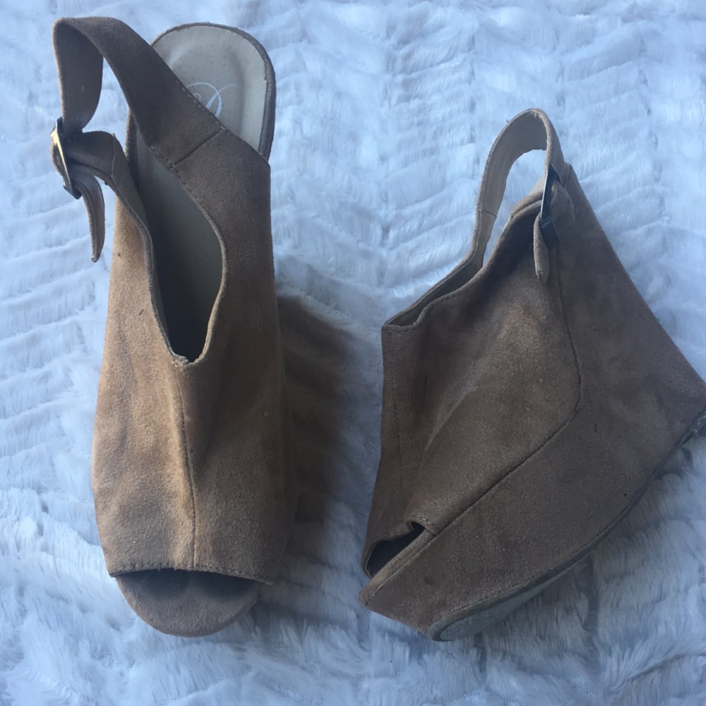 Nude wedges