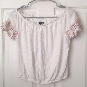 Super cute white top with pink detain on the sleev