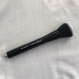 Marc Jacobs The Face I brush