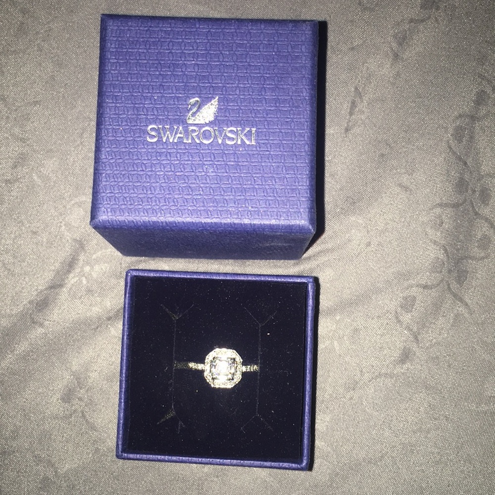 💍GORGEOUS SWAROVSKI CRYSTAL RING💍
