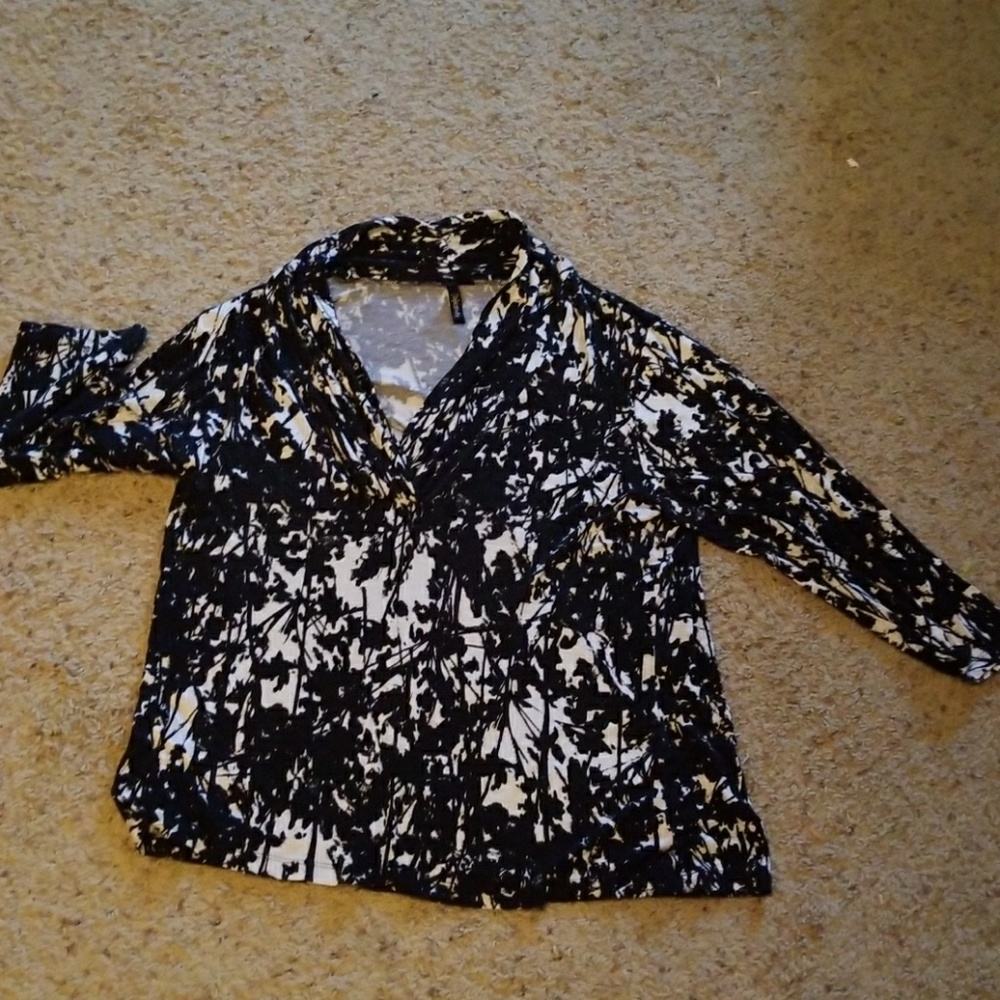 Women's 3/4 length top EUC