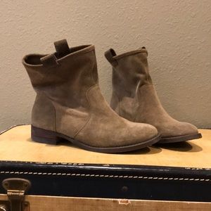 Sole Society brand pull on boots. Adorable 🙌🏼