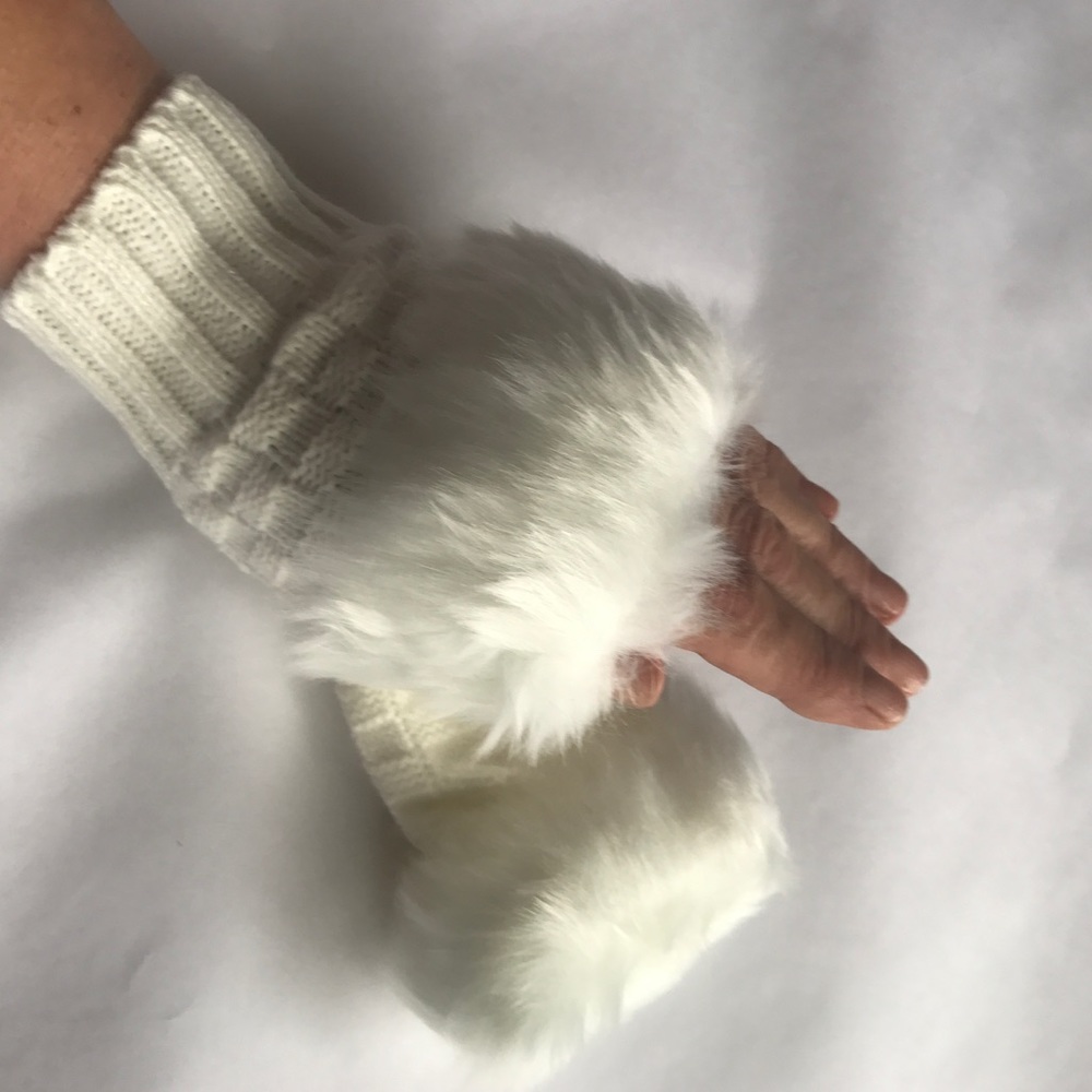 🔴SOLD Faux Fur Hand Warmers. - Picture 2 of 4