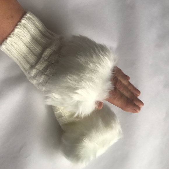 🔴SOLD Faux Fur Hand Warmers. - Picture 2 of 4