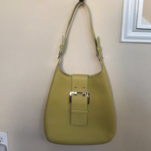 🎀 Green hand bag.