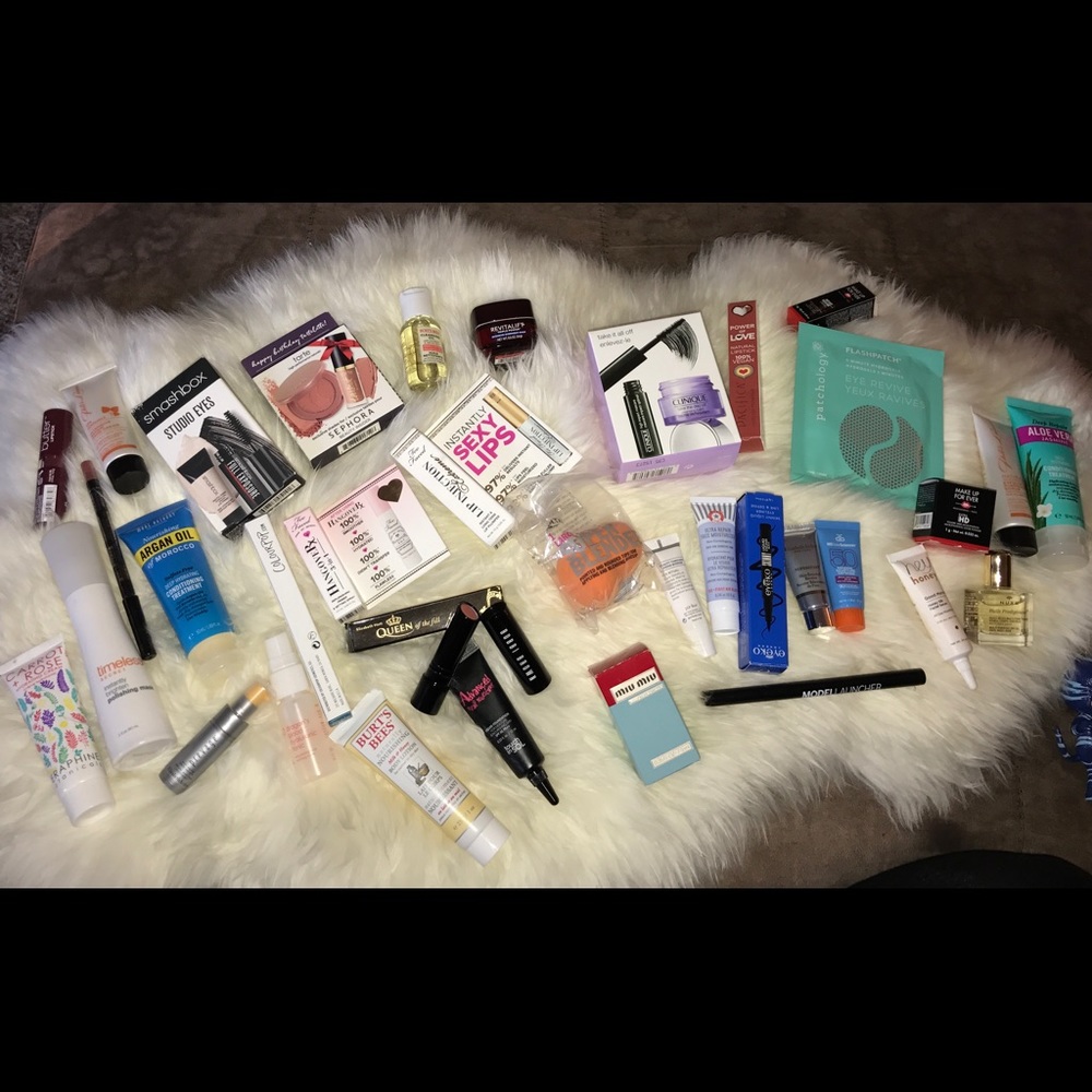 15 SAMPLES in a makeup bag 5 Deluxe and 10 Random