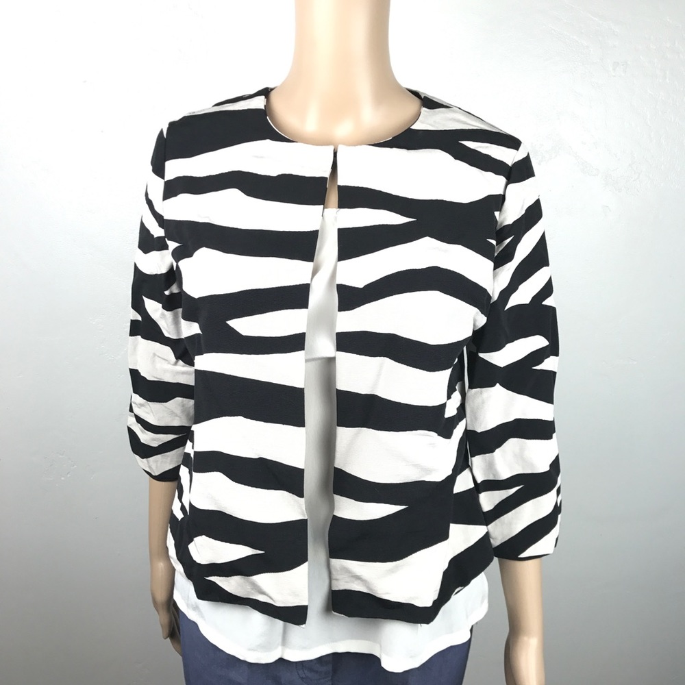 Chico's crop jacket w/ bold black print sz 0