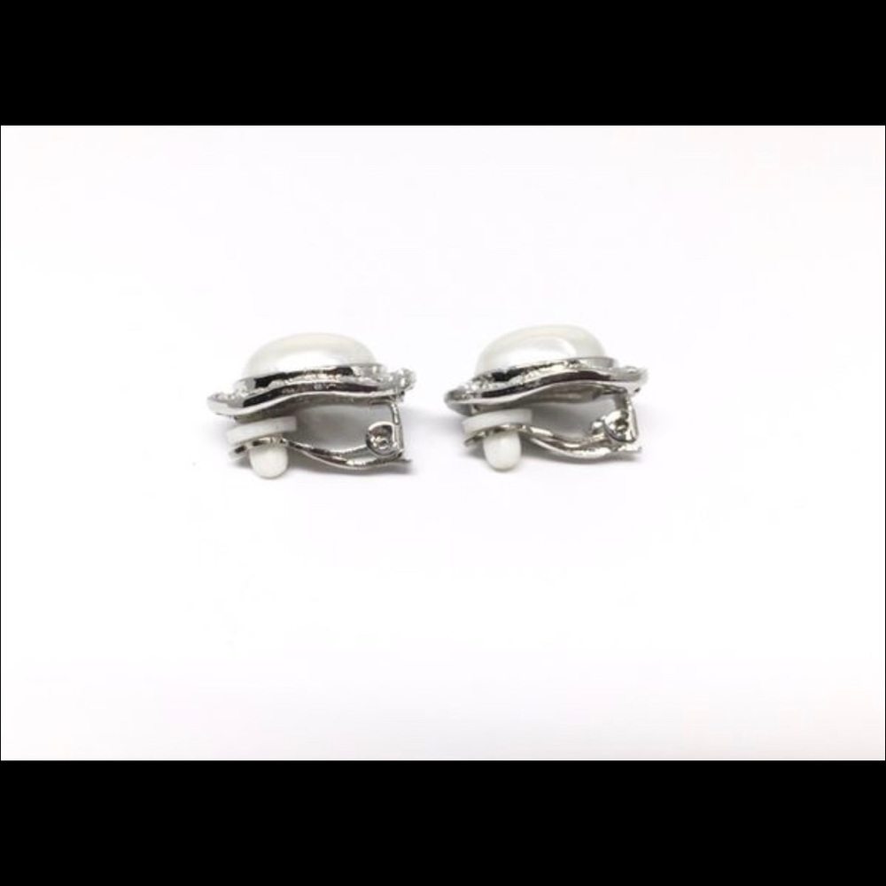 Pearl Earring - Picture 3 of 4