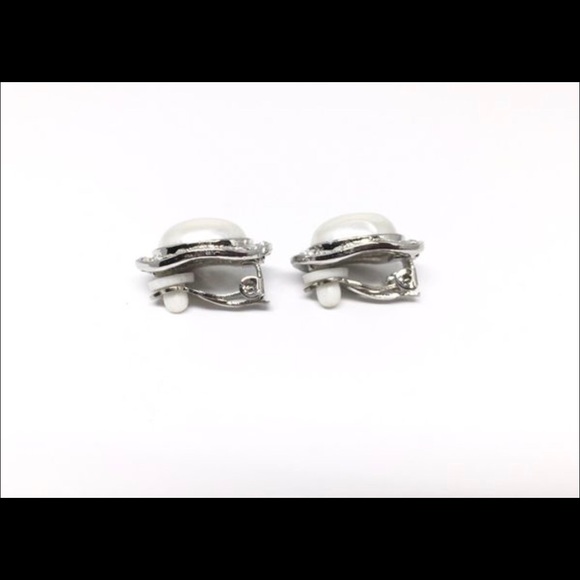 Pearl Earring - Picture 3 of 4