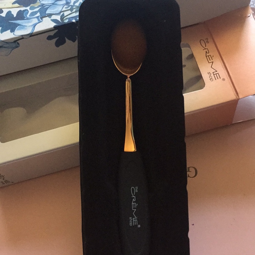 The creme shop OMG Multi-use Oval Brush