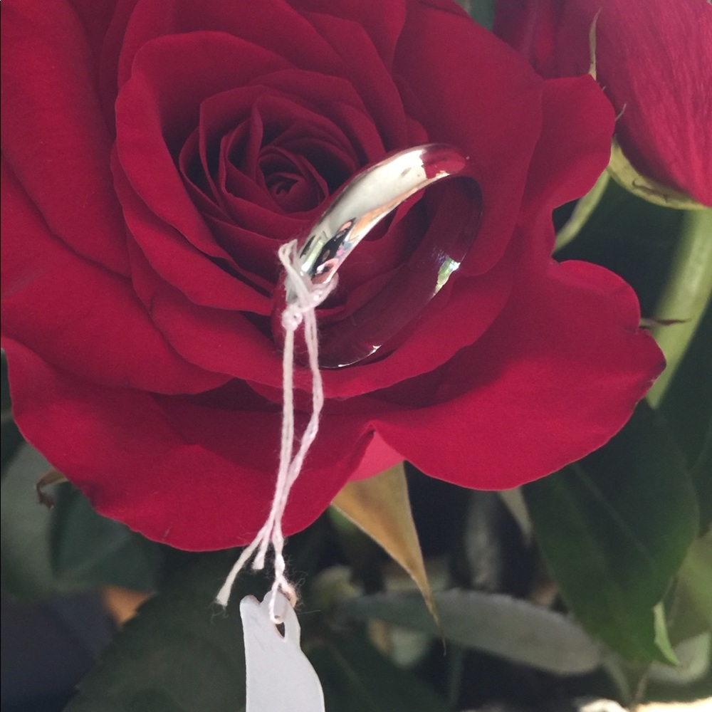 18k Solid White Gold pawnable ring