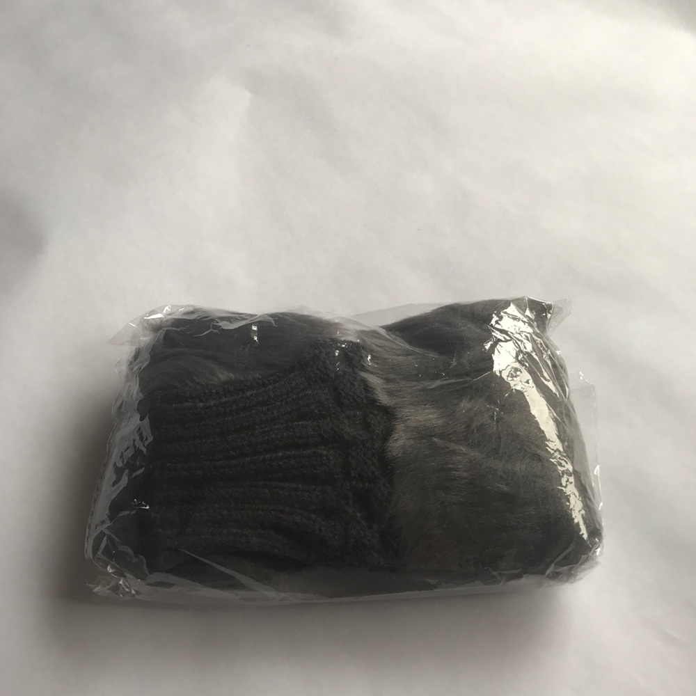 🔴SOLD Faux fur, fingerless, hand warmers - Picture 3 of 3