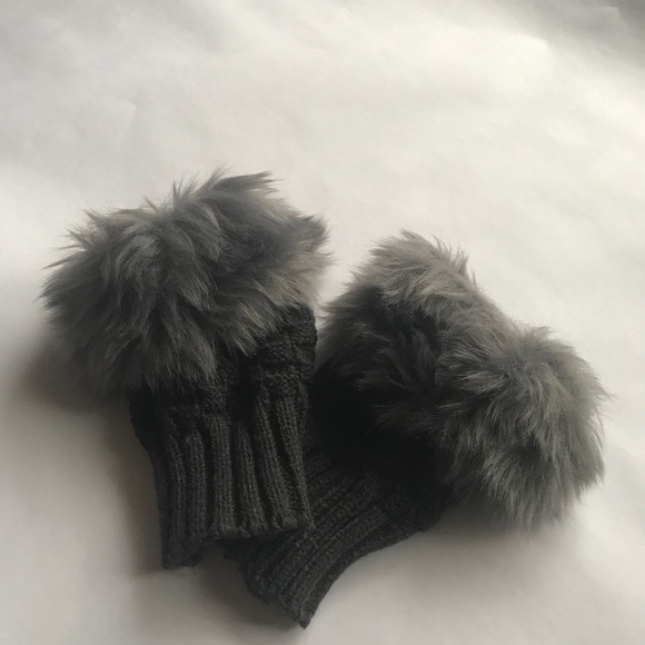 🔴SOLD Faux fur, fingerless, hand warmers - Picture 2 of 3